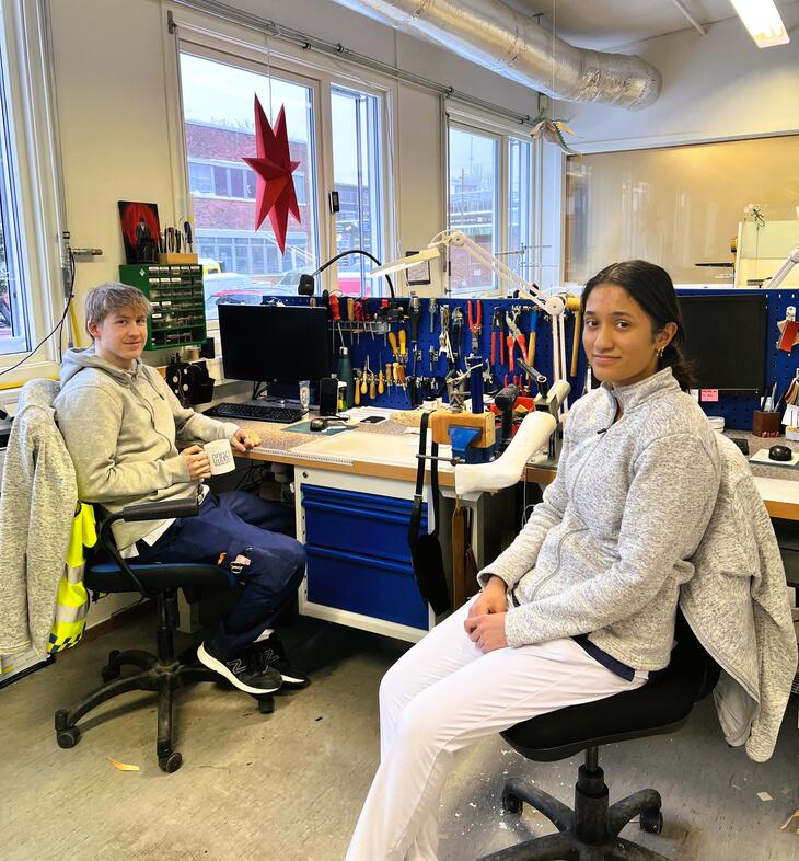Sebastian og Aisha på hver sin stol på verkstedet i Oslo