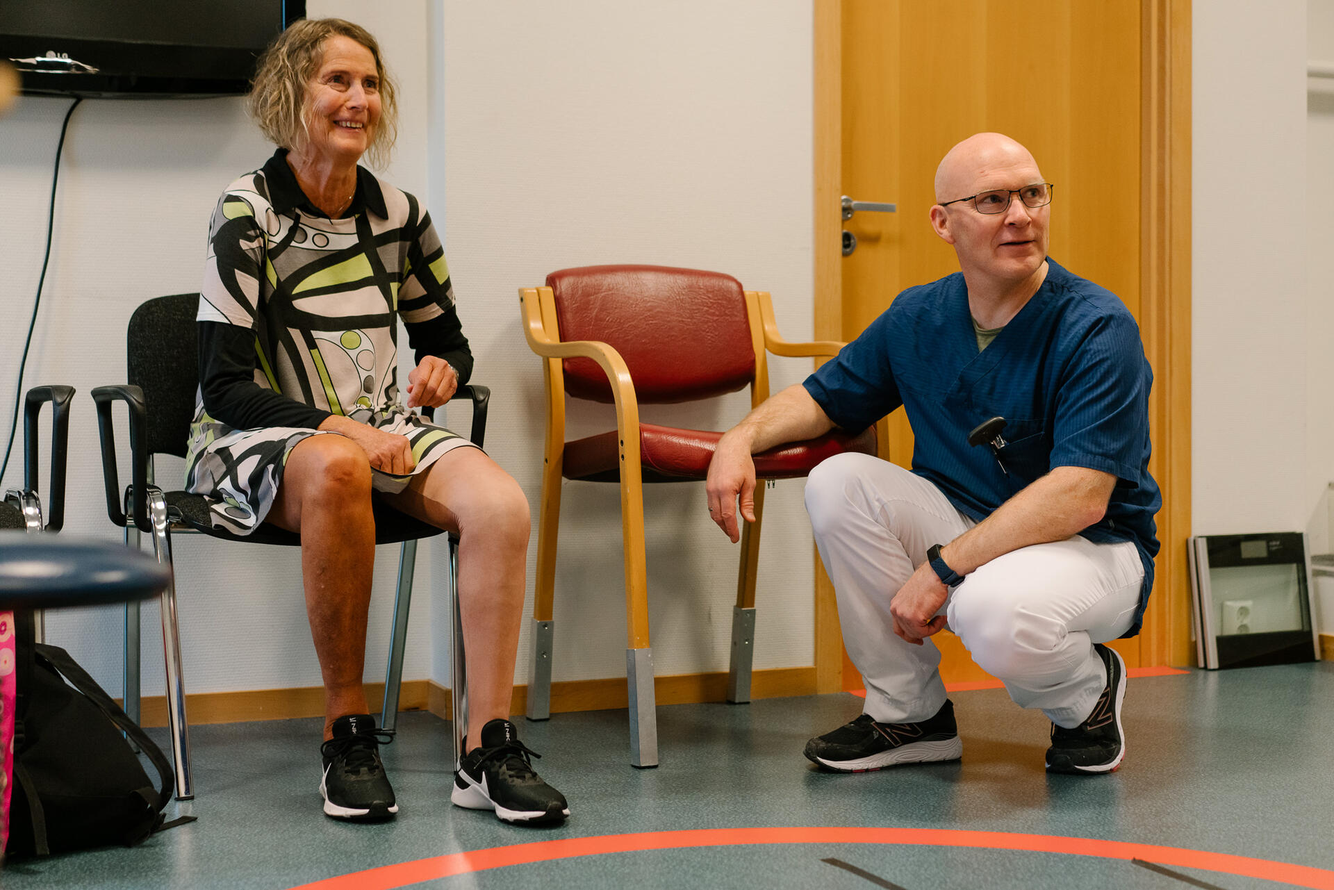 en protesebruker og en ortopediingeniør forbereder seg på gåøvelser