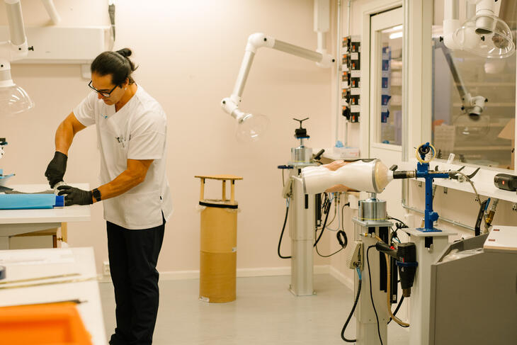 Ortopeditekniker Richard jobber med en ortose på versktedet på Ryen
