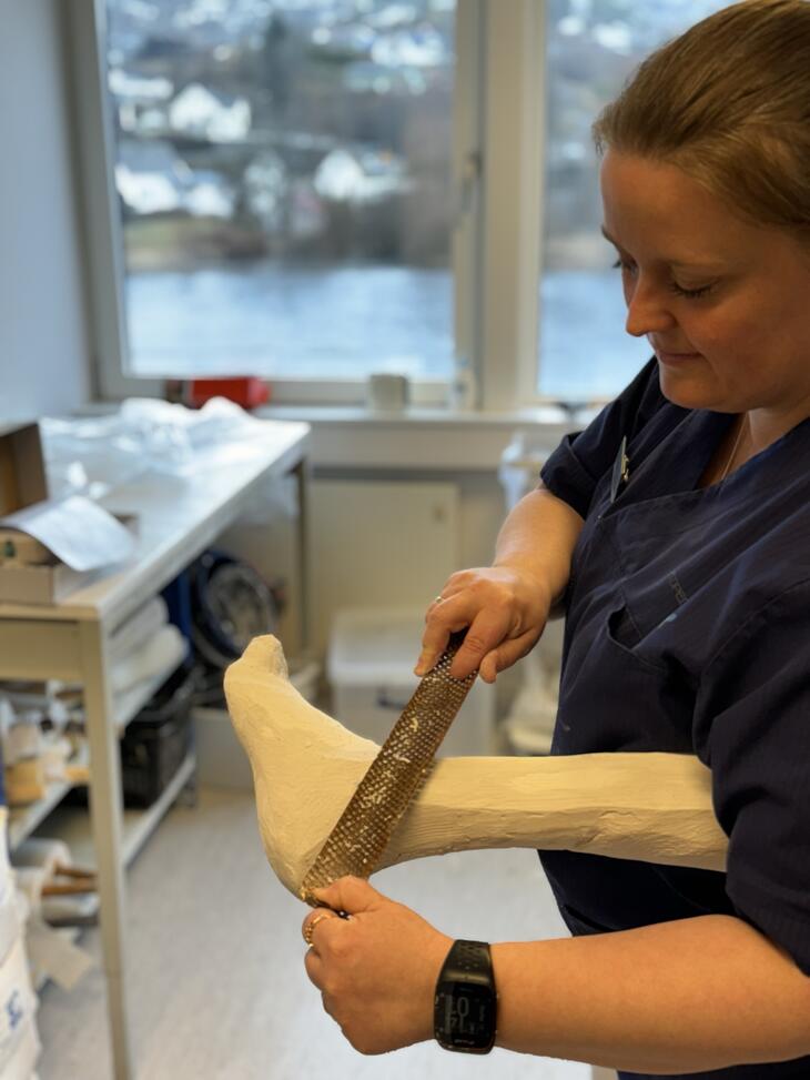 Ortopediingeniør Ninnis bearbeider en form inne på verkstedet i Førde