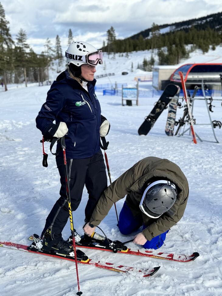 bilde av Hege, og Lars Christian justerer på slalomprotesen