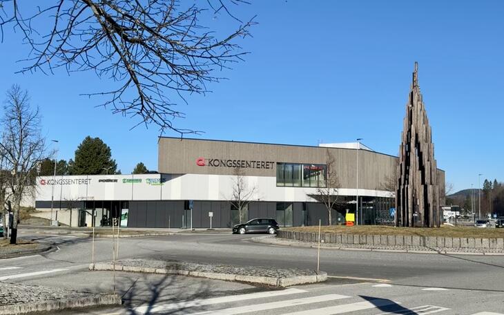 Bilde av fasaden til Kongssenteret der Ortopediteknikk har sin klinikkvirksomhet
