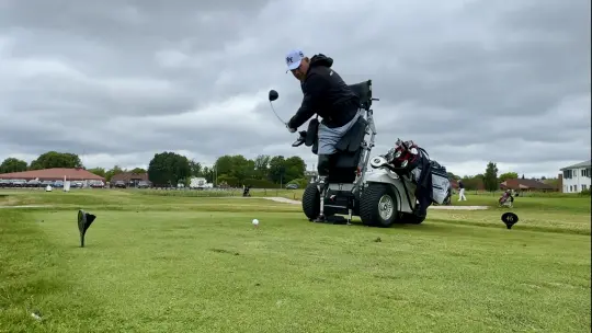Golfspiller på en Paramotion